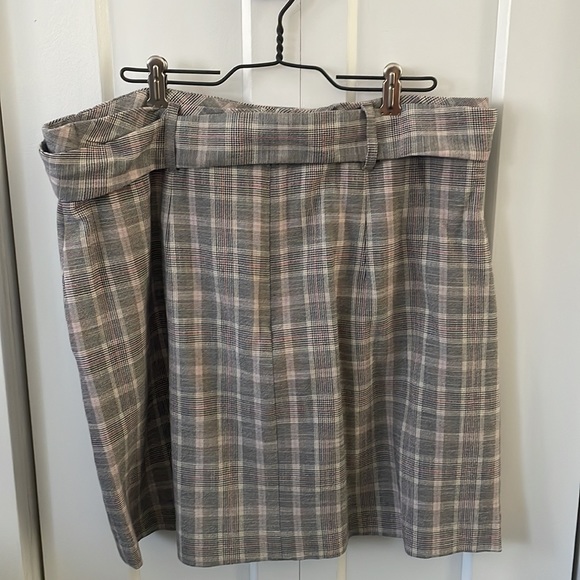 Cute RW&Co checkered skirt with pockets - Picture 3 of 3